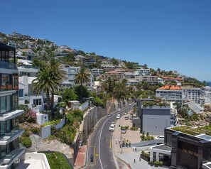 อพาร์ทเมนท์, 3 ห้องนอน, พร้อมสิ่งอำนวยความสะดวกสำหรับผู้พิการ, ระเบียง | บริเวณภายนอก