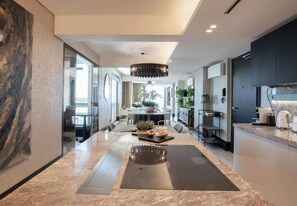 อพาร์ทเมนท์, 3 ห้องนอน, พร้อมสิ่งอำนวยความสะดวกสำหรับผู้พิการ, ระเบียง | ร้านอา  หาร