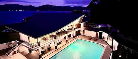 2 outdoor pools