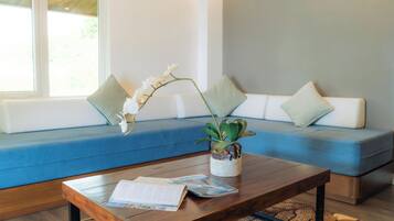 Panoramic Suite | Living area | LCD TV