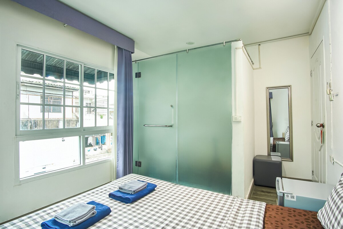 Deluxe Suite | WiFi (free), bed sheets