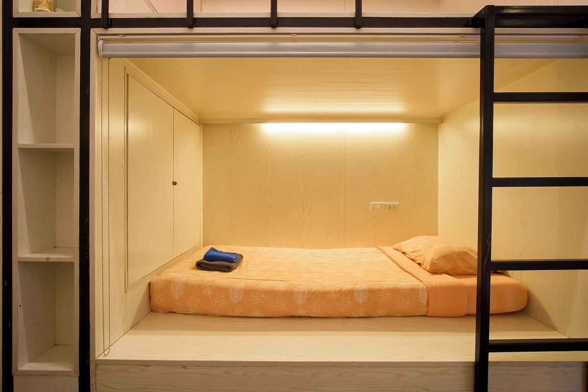 WiFi (free), bed sheets
