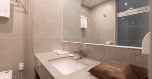 Hair dryer, bathrobes, slippers, bidet - Gloucesterhotel Jeonju  (Jeonju)