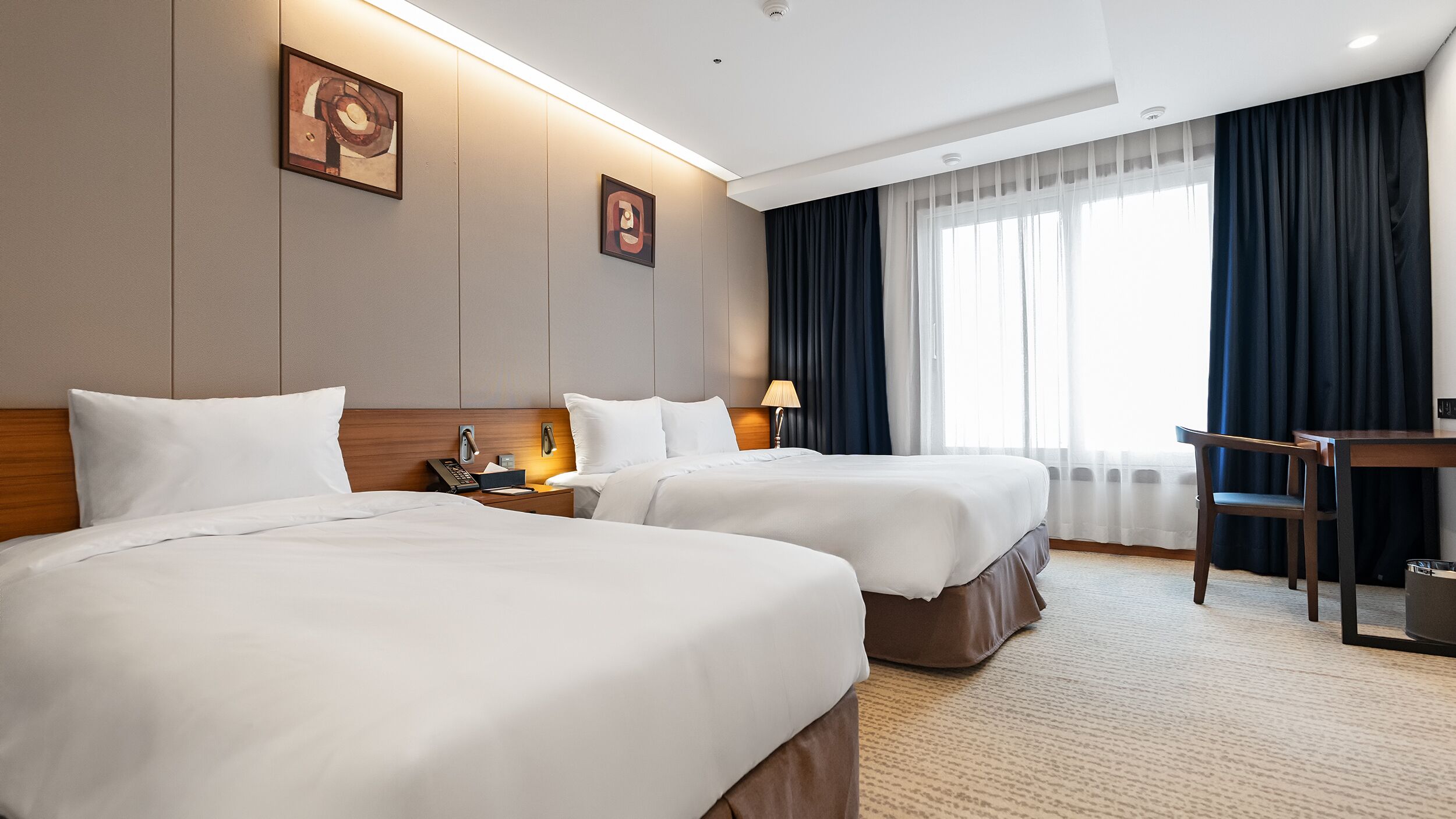 Caja de seguridad en la habitación, cortinas blackout y wifi gratis 