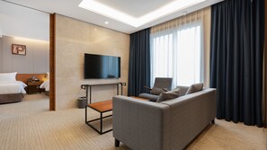 Junior Suite | บริเวณนั่งเล่น | สมาร์ททีวี
