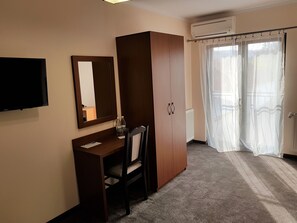 Basic Room | Minibar, desk, blackout drapes, soundproofing - Villa Lotus (Deva)