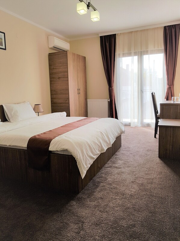 ميني بار ومكتب وستائر تعتيم وتجهيزات عازلة للصوت