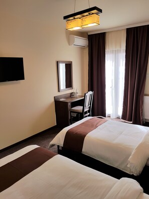 Tomannsrom – comfort | Minibar, skrivebord, blendingsgardiner og lydisolert