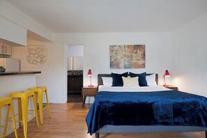 Desk, iron/ironing board, travel crib, free WiFi - Montrose Restful Studio! Medical Center 39 (Houston)