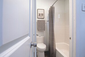 Eco-friendly toiletries, hair dryer, towels, soap - Montrose Restful Studio! Medical Center 39 (Houston)