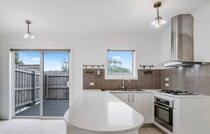 Fridge, microwave, oven, stovetop - Prime Location! within 120m walk to the beach, boatramp and 200m from shops.  (Safety Beach)