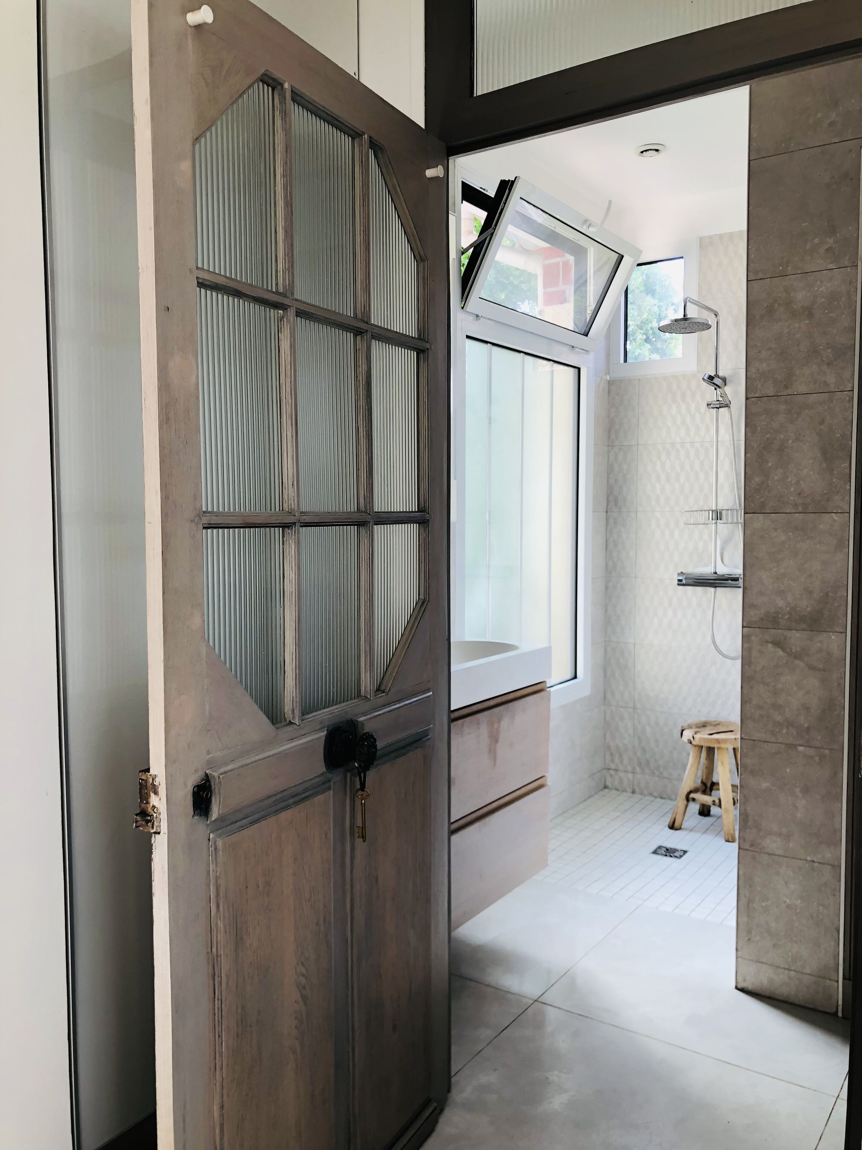 Hårtork, handdukar, tvål och toalettpapper