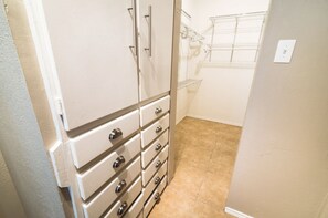 Een opbergkast met meerdere lades en een metalen plank.