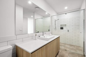Shower, hair dryer, towels - 'Coastal Elegance, Torquay' (Torquay)