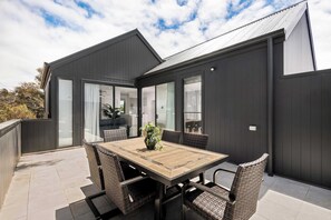 Outdoor dining - 'Coastal Elegance, Torquay' (Torquay)