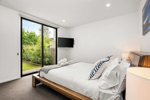 3 bedrooms, iron/ironing board, WiFi, bed sheets - 'Coastal Elegance, Torquay' (Torquay)