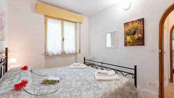 Apartamento família, 2 quartos, de frente para o mar (La Casina Del Pescatore On the Beach) | 2 quartos, Wi-Fi