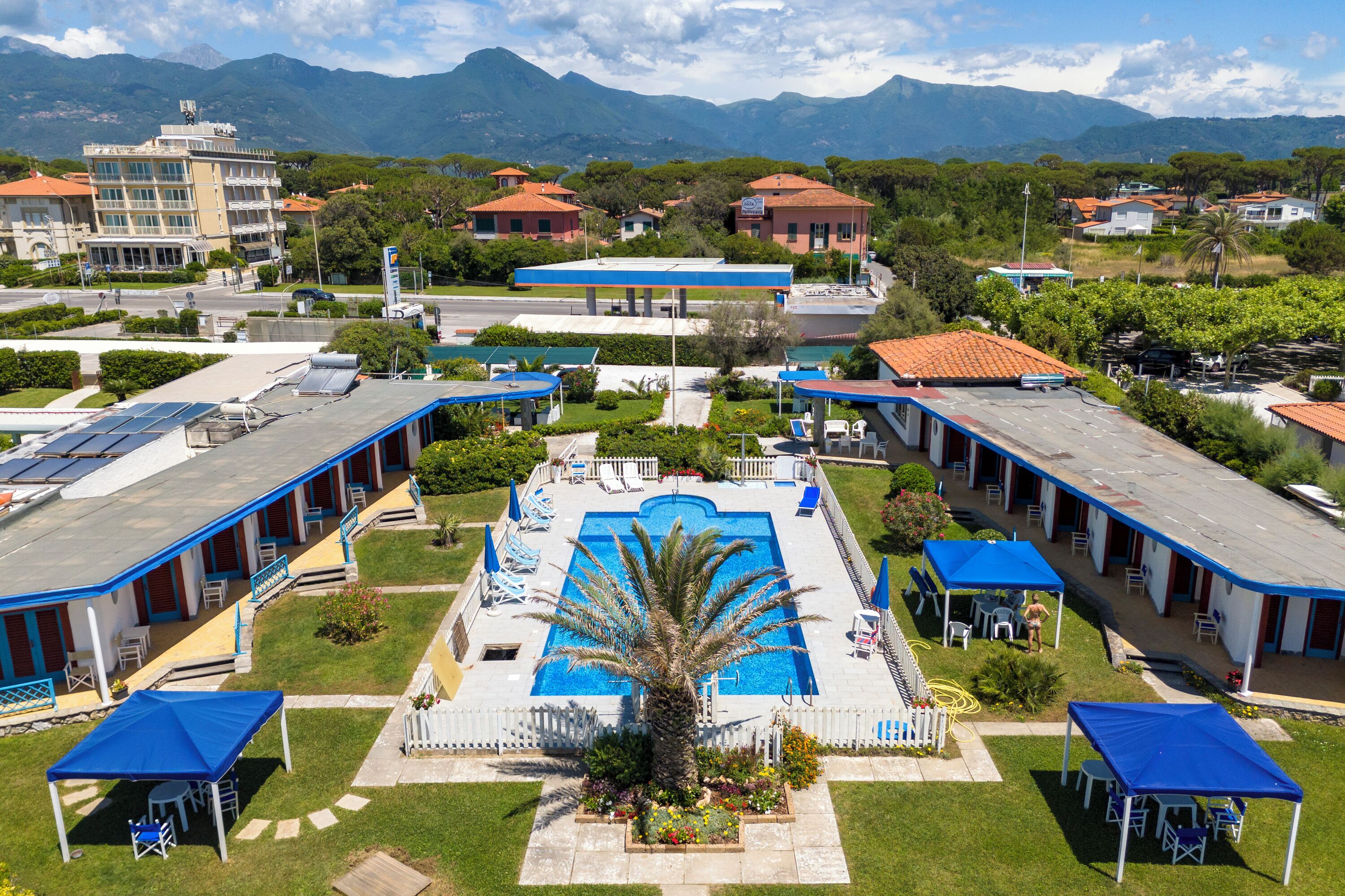 Una piscina al aire libre de temporada