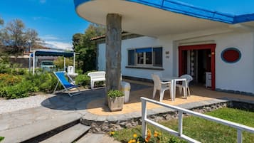 Appartamento familiare, 2 camere da letto, fronte mare (La Casina Del Pescatore On the Beach) | Ristorazione all'aperto