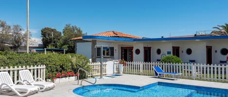 Sesongbasert utendørsbasseng