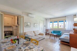 En 21-tommers Flatskjerm-TV med kabel-kanaler samt TV