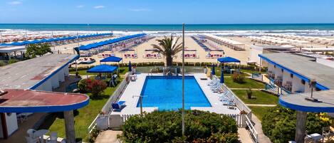 Familienapartment, 2 Schlafzimmer, Meerseite (La Casina Del Pescatore On the Beach) | Pool | Außenpool (je nach Saison geöffnet)