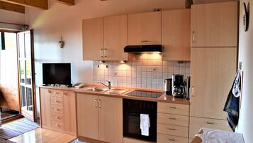 Kühlschrank, Ofen, Herdplatte, Wasserkocher mit Kaffee-/Teezubehör