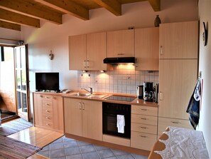 Réfrigérateur, four, plaque de cuisson, cafetière/bouilloire