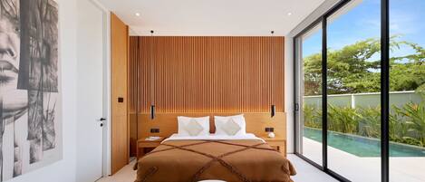 Un dormitorio moderno con una cama grande, pared de paneles de madera y vista a una piscina.
