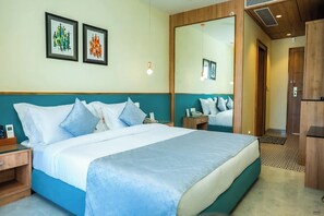 ميني بار وخزنة داخل الغرفة ومكتب وستائر تعتيم