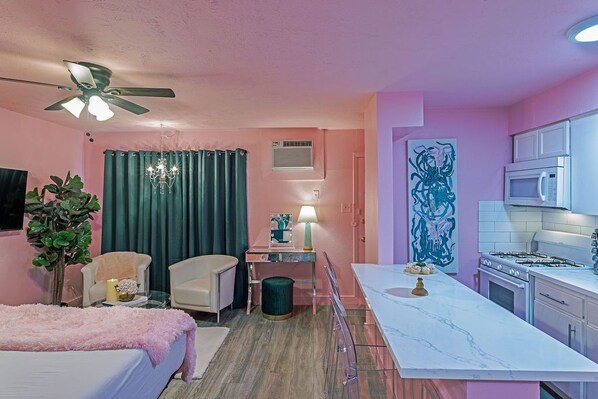 書桌、熨斗/熨衫板、可攜式嬰兒床、免費 Wi-Fi