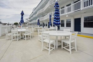 Outdoor dining - Beachside Bliss 2 @ Cape Cod Inn (Wildwood)