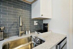 Refrigerador, microondas, placa de cocina, lavavajillas