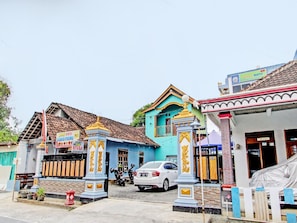 Vista frontal de la propiedad