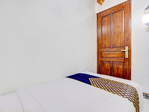 Economy Twin Room | 1 bedroom, bed sheets