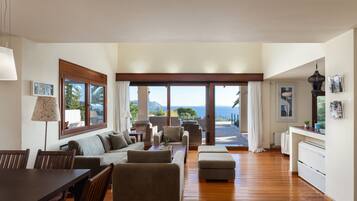 Vila Mewah | Ruang keluarga | Smart TV 43-inci dengan saluran TV kabel, perapian, dan Netflix