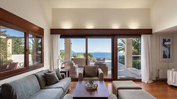 Vila Mewah | Ruang keluarga | Smart TV 43-inci dengan saluran TV kabel, perapian, dan Netflix