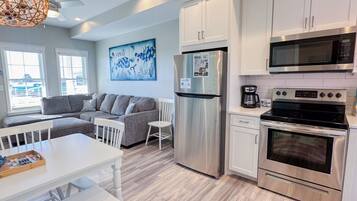 Frigorífico, microondas, horno y placa de cocina