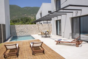 Outdoor dining - Villa Lithos | Seascape Villas (Lefkada)