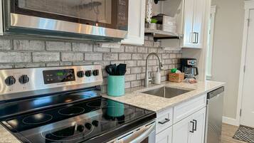 冷蔵庫、電子レンジ、オーブン、コンロ