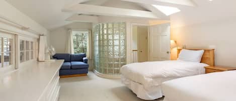 4 bedrooms, desk, iron/ironing board, free WiFi