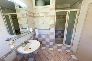 Shower, hair dryer, bidet - Apartment in Croatia near Adriatic Coast (Jadranovo)