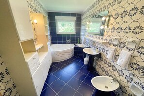 Douche, sèche-cheveux, bidet