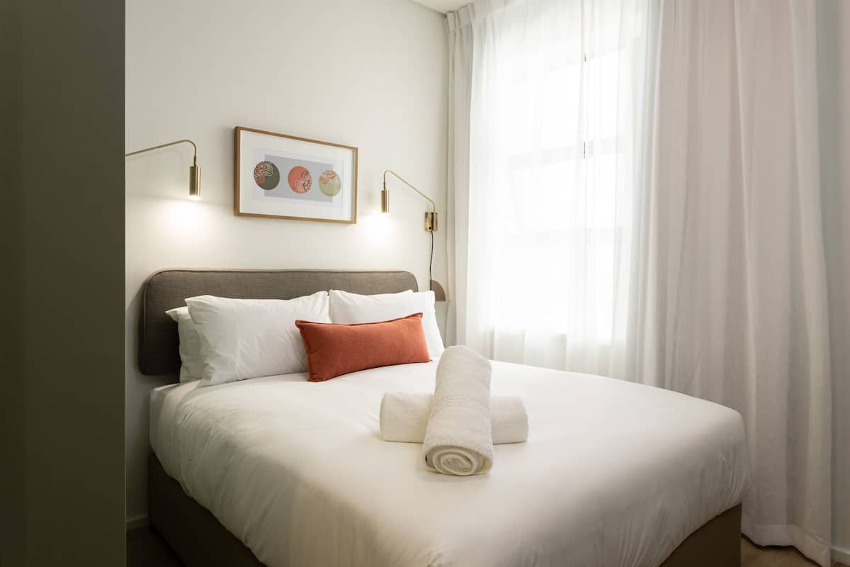 Standard Room | 1 bedroom, minibar, in-room safe, desk