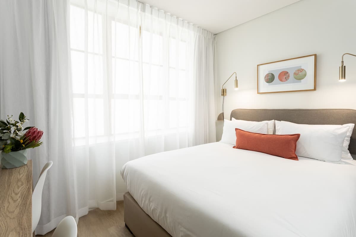 Standard Studio | Minibar, in-room safe, desk, laptop workspace