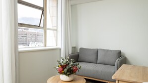 Suite superior | Sala d'estar | Televisor intel·ligent de 43 cm amb canals digitals 