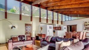 Living area - Oudekraal Lodge - Comfortable and Spacious 3-bedroom Holiday (Cape Town)