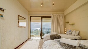 Room - Oudekraal Lodge - Comfortable and Spacious 3-bedroom Holiday (Cape Town)