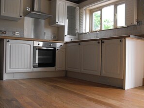 Cottage | Private kitchen | Fridge, microwave, oven, stovetop - Lovely 1-bed Cottage in Rural Cowbeech Hailsham (Hailsham)