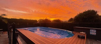 Family & pet friendly home - heated pool, gym, sauna 2km to the beach 